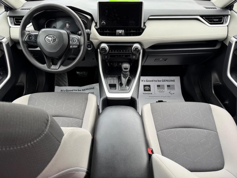 Toyota RAV4 Vehicle Image 11