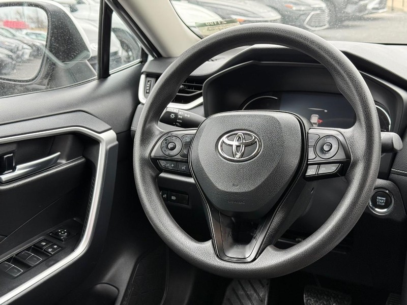 Toyota RAV4 Vehicle Image 12