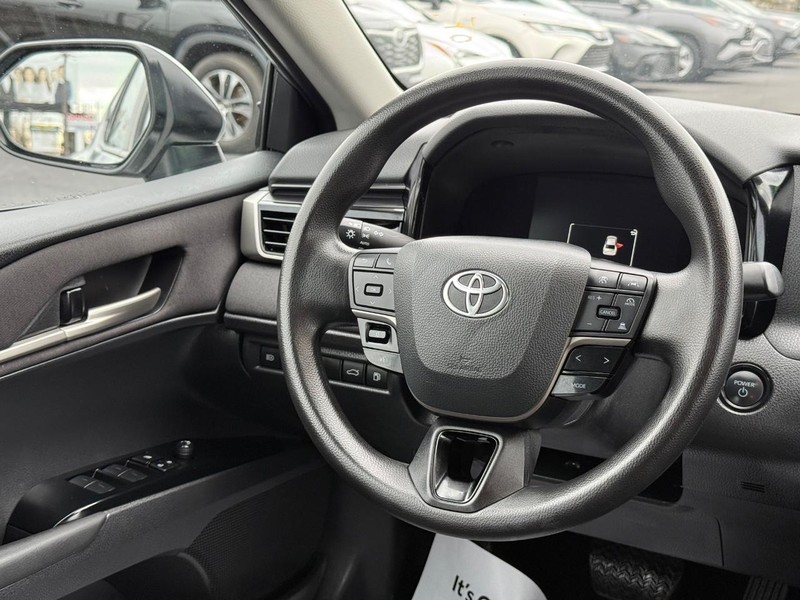Toyota Camry Vehicle Image 12
