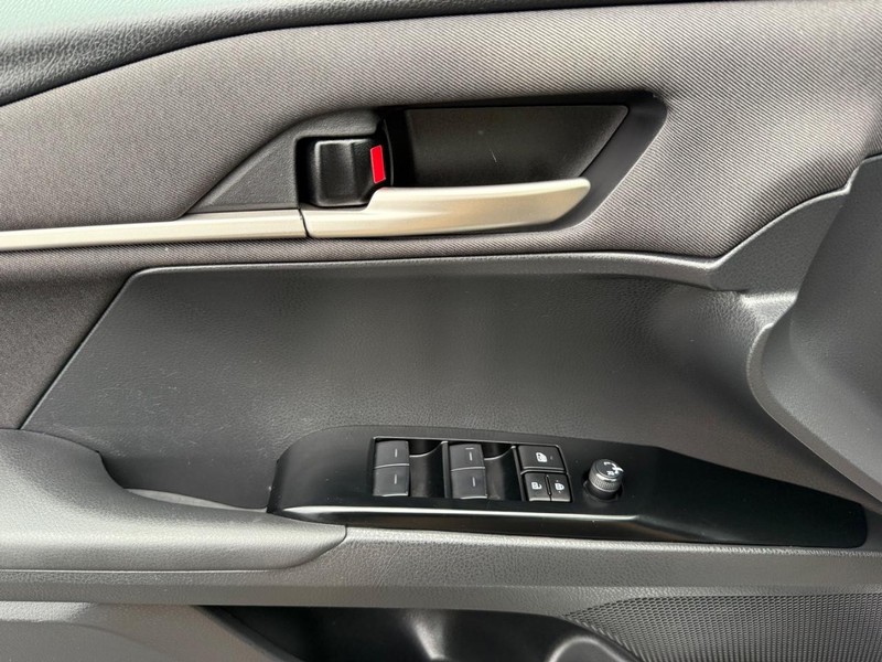 Toyota Camry Vehicle Image 23