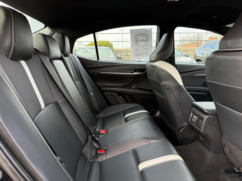 Toyota Camry Vehicle Image 10