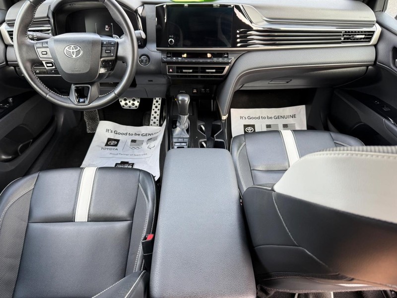 Toyota Camry Vehicle Image 11