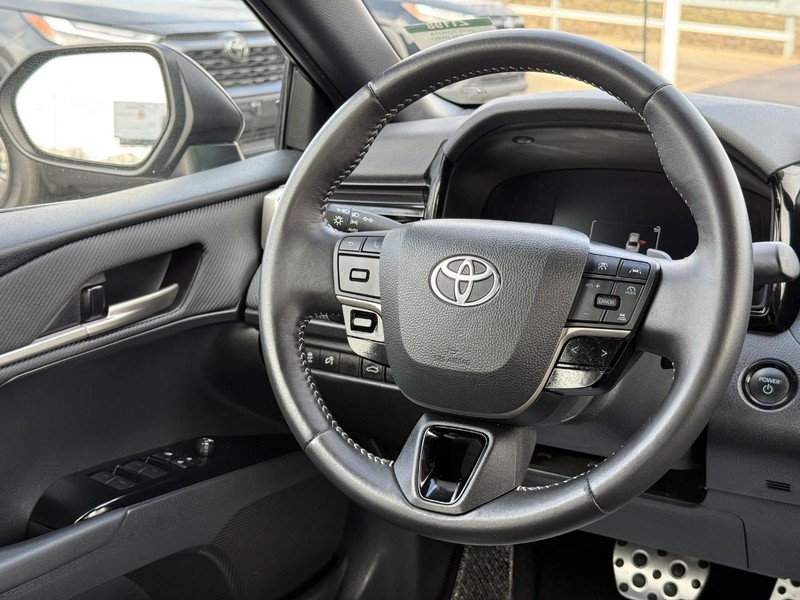 Toyota Camry Vehicle Image 12