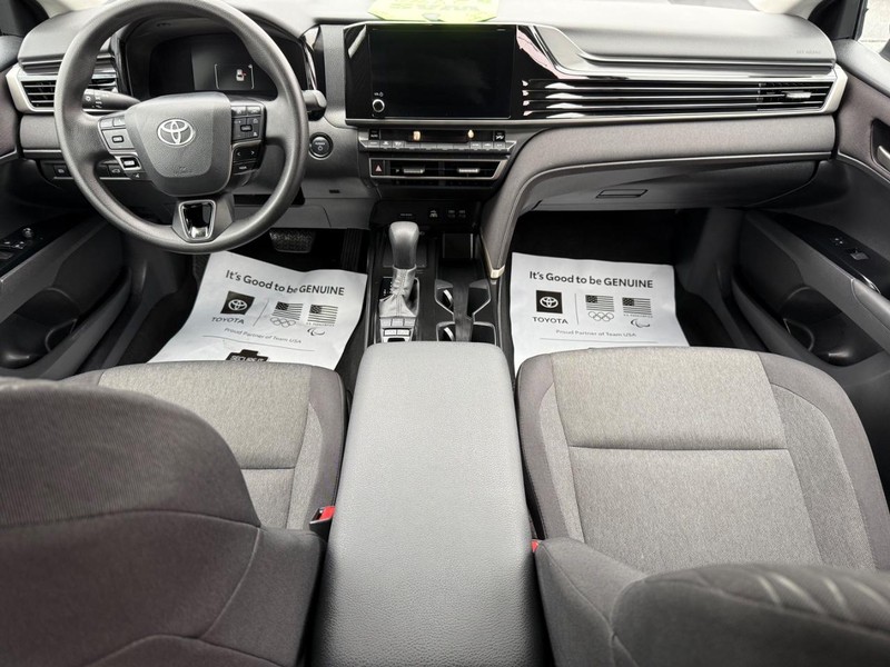 Toyota Camry Vehicle Image 11