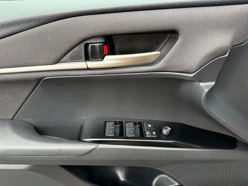 Toyota Camry Vehicle Image 23