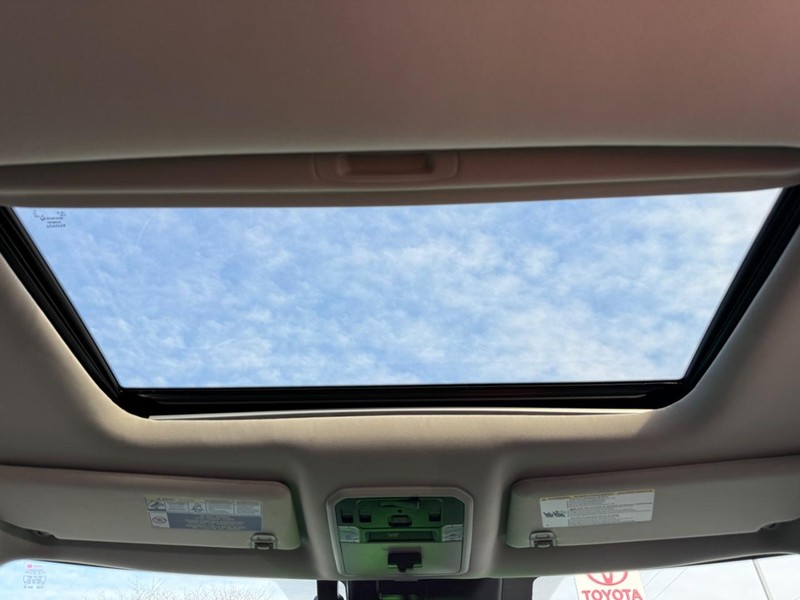 Toyota Sequoia Vehicle Image 12