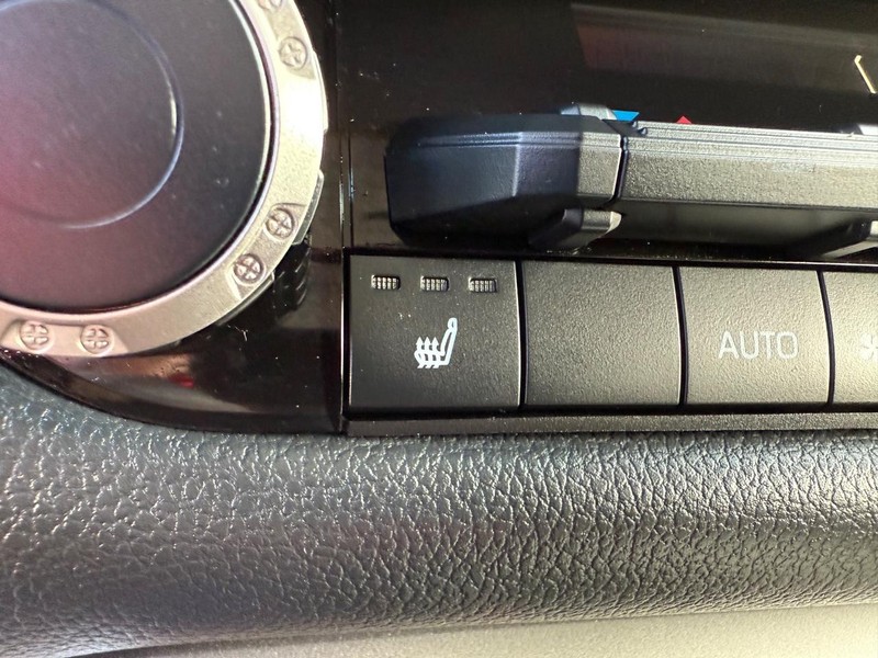 Toyota Sequoia Vehicle Image 18