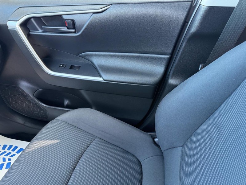 Toyota RAV4 Vehicle Image 19