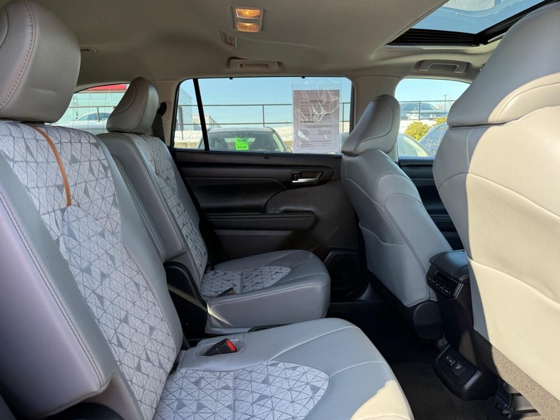 Toyota Highlander Vehicle Image 11