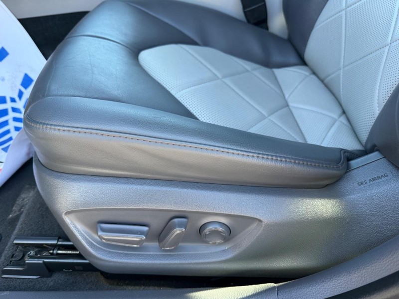 Toyota Camry Vehicle Image 26