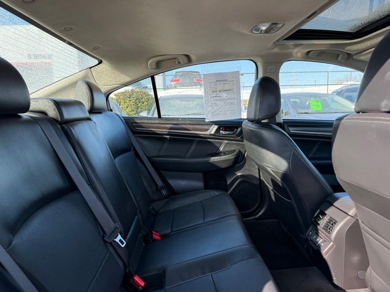 Subaru Legacy Vehicle Image 10