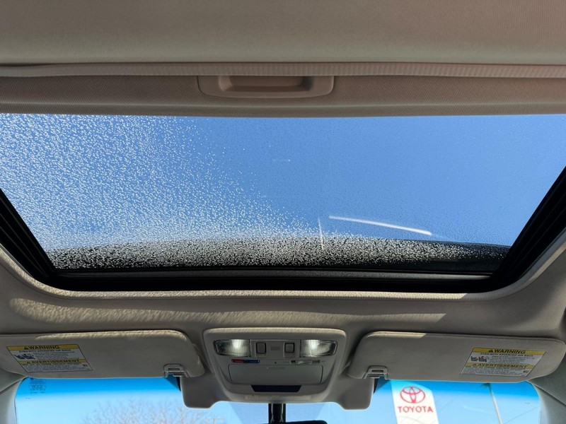 Subaru Legacy Vehicle Image 11