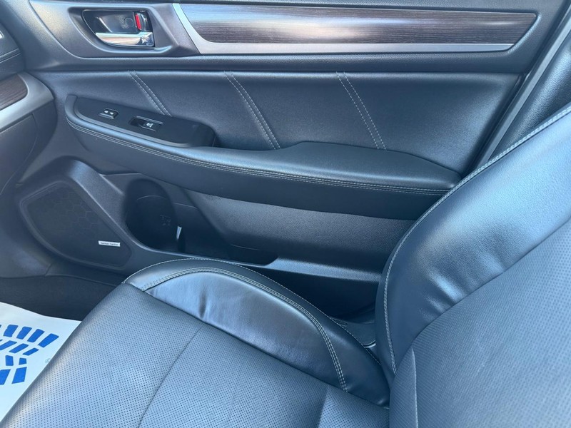 Subaru Legacy Vehicle Image 21