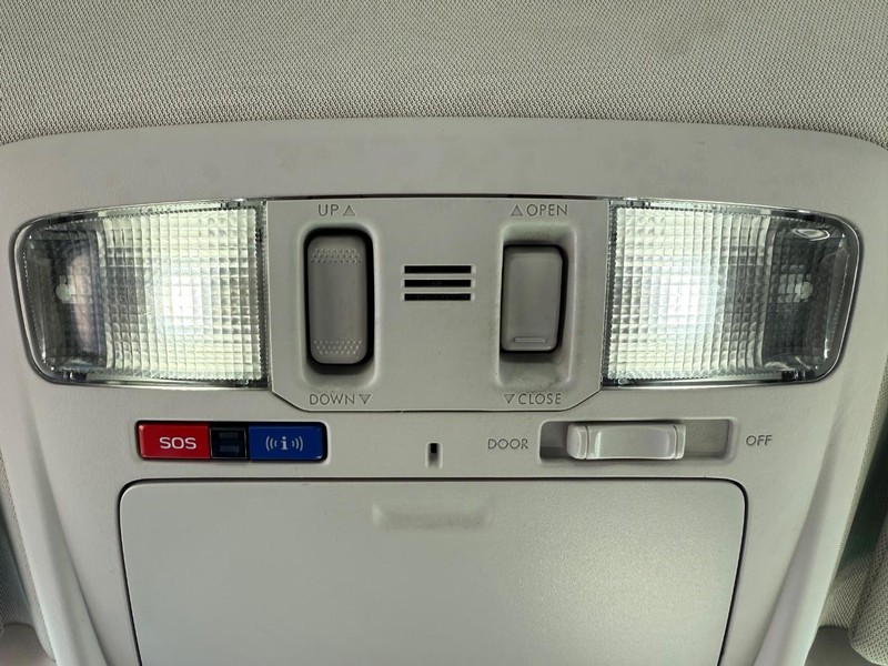 Subaru Legacy Vehicle Image 22