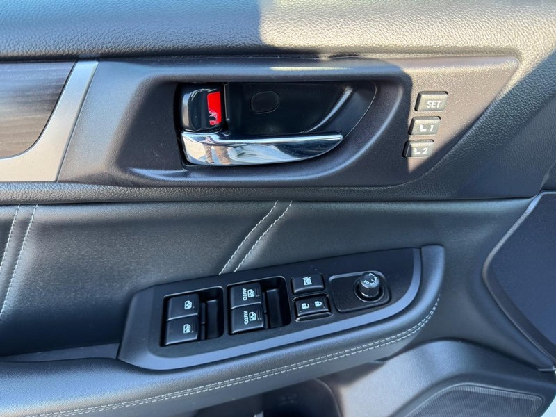 Subaru Legacy Vehicle Image 25