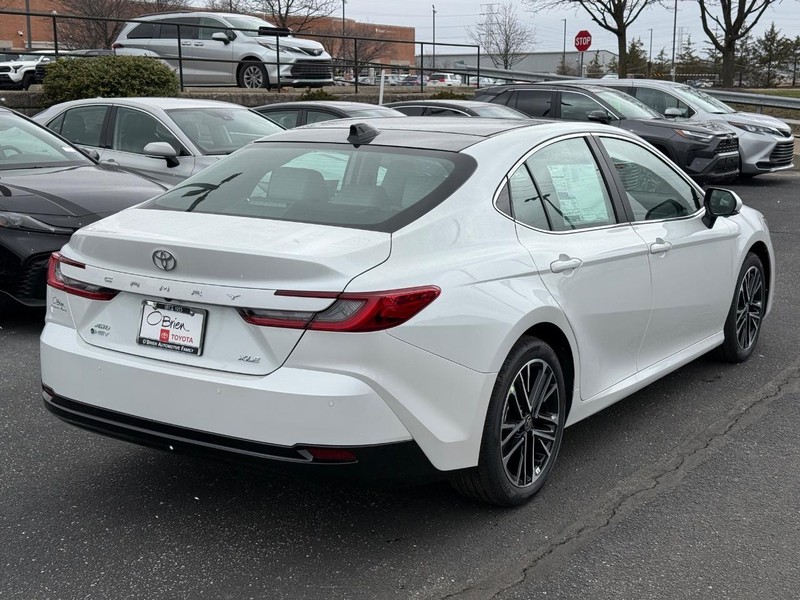 Toyota Camry Vehicle Image 03