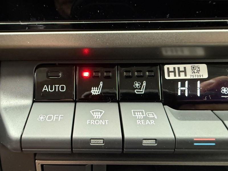 Toyota Camry Vehicle Image 11