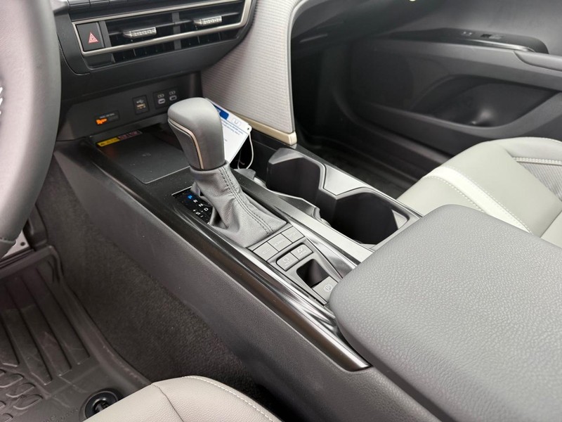 Toyota Camry Vehicle Image 13