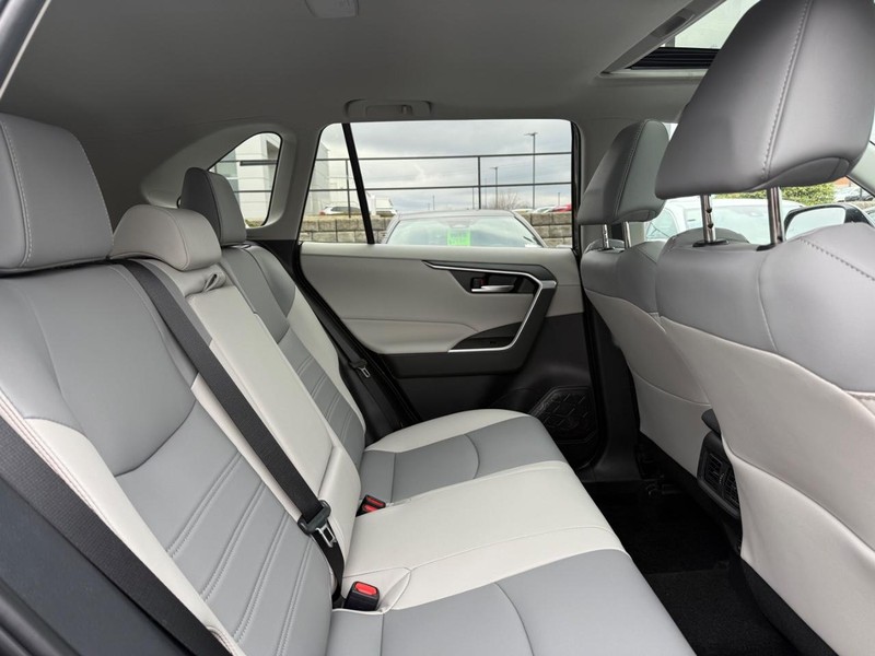 Toyota RAV4 Vehicle Image 04