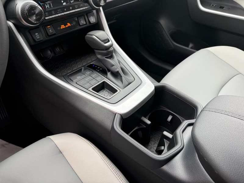 Toyota RAV4 Vehicle Image 15