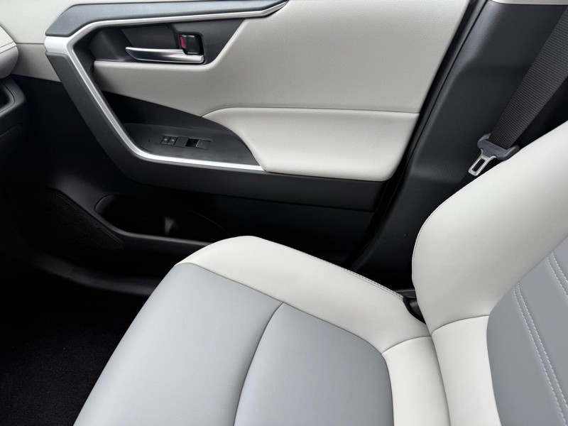 Toyota RAV4 Vehicle Image 16