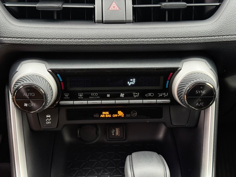 Toyota RAV4 Vehicle Image 12