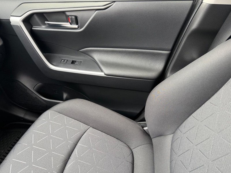 Toyota RAV4 Vehicle Image 14