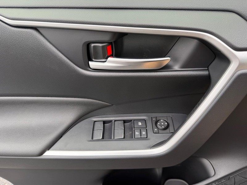 Toyota RAV4 Vehicle Image 17