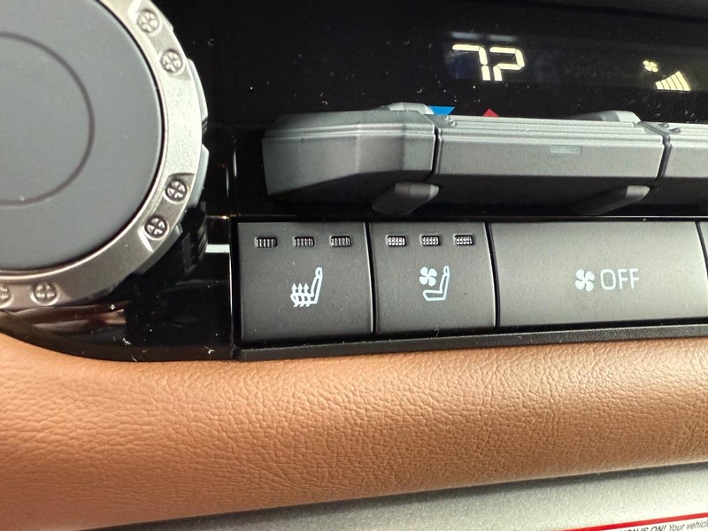 Toyota Tundra 4WD Vehicle Image 11