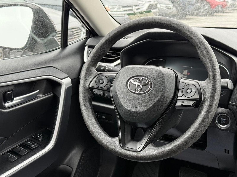 Toyota RAV4 Vehicle Image 12