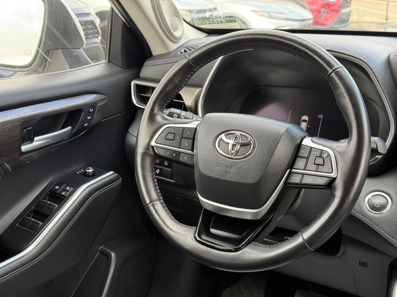 Toyota Highlander Vehicle Image 14