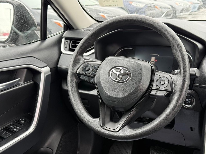 Toyota RAV4 Vehicle Image 12
