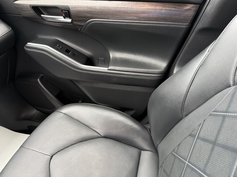 Toyota Highlander Vehicle Image 21