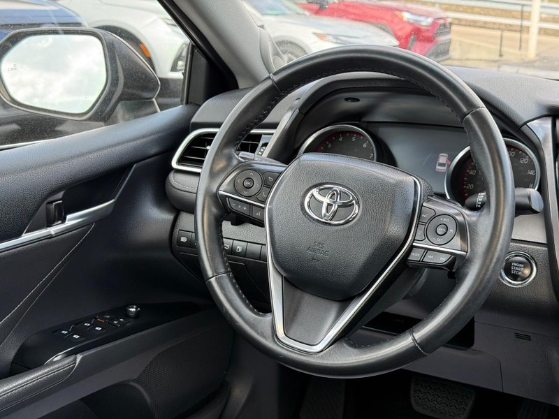 Toyota Camry Vehicle Image 13