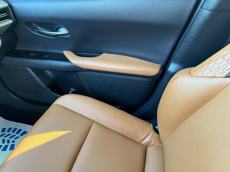 Lexus UX Vehicle Image 23
