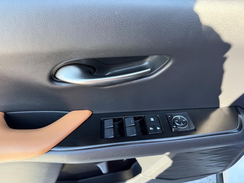 Lexus UX Vehicle Image 27