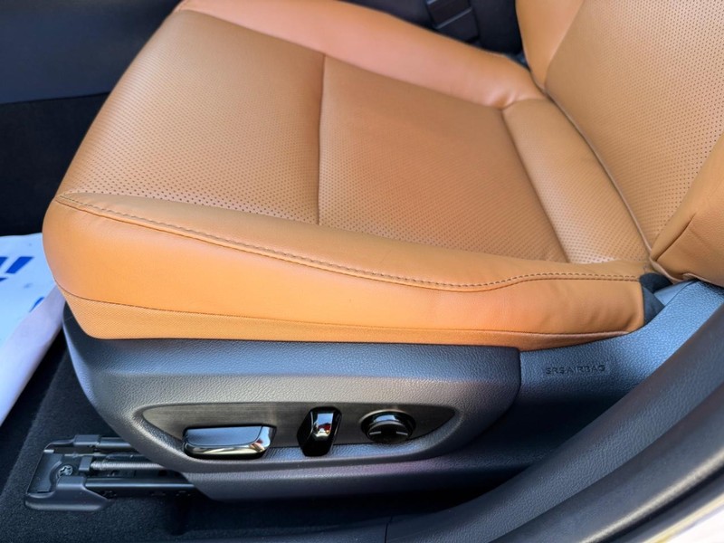 Lexus UX Vehicle Image 28