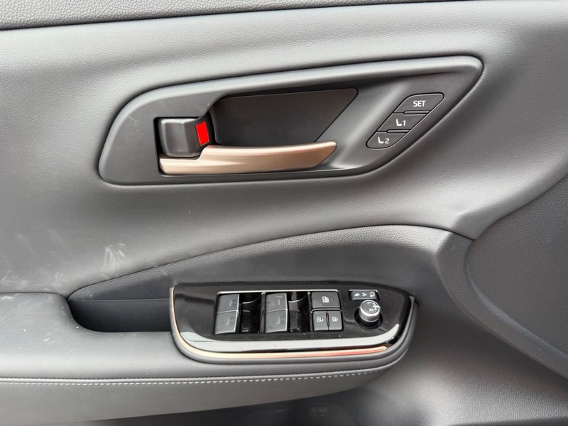 Toyota Crown Signia Vehicle Image 20