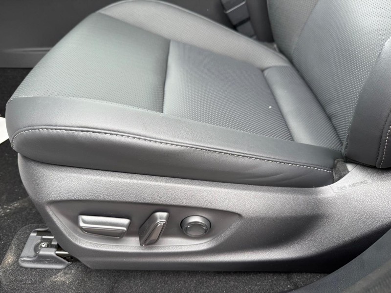 Toyota Crown Signia Vehicle Image 21