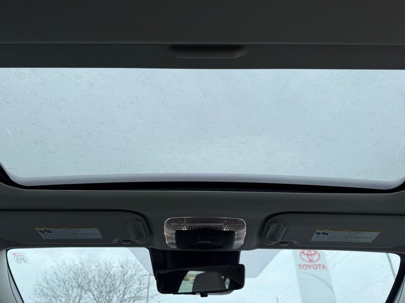 Toyota Prius Vehicle Image 05