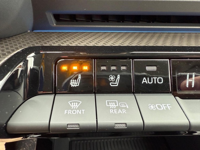 Toyota Prius Vehicle Image 11