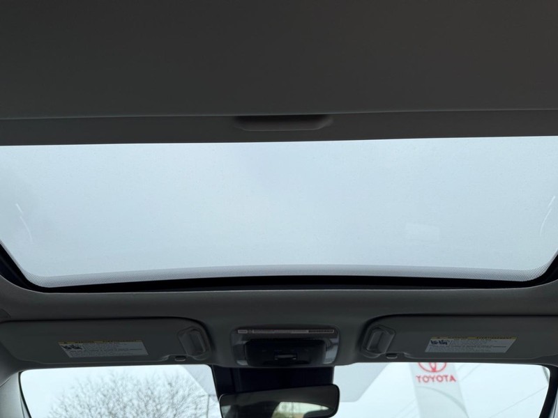 Toyota Prius Vehicle Image 05