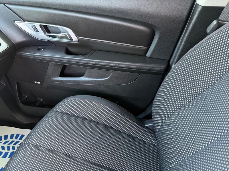 GMC Terrain Vehicle Full-screen Gallery Image 19