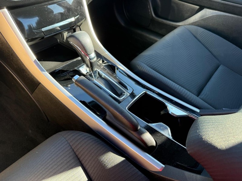 Honda Accord Sedan Vehicle Image 18