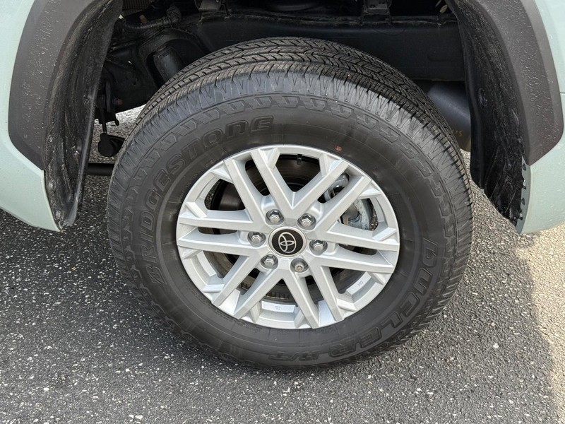 Toyota Tundra 4WD Vehicle Image 06