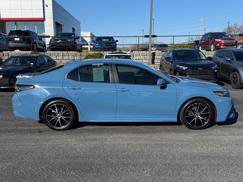 Toyota Camry Vehicle Image 02