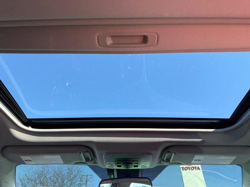 Toyota Camry Vehicle Image 11