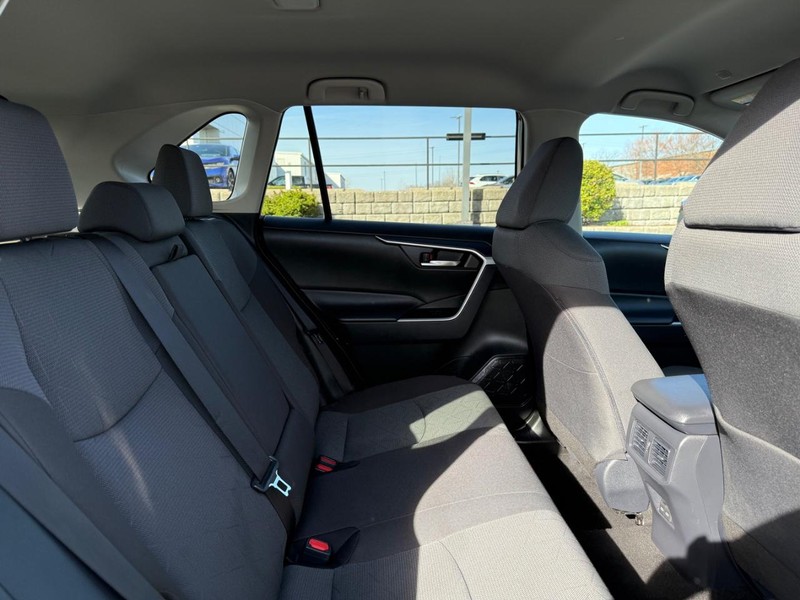 Toyota RAV4 Vehicle Image 10