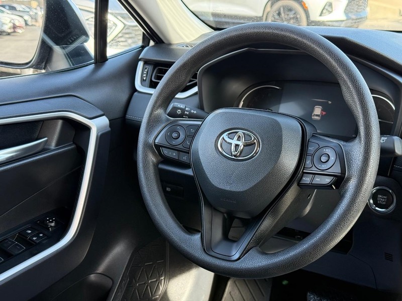 Toyota RAV4 Vehicle Image 12