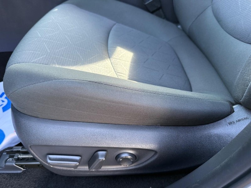 Toyota RAV4 Vehicle Image 24